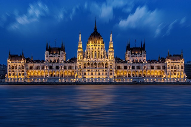 maďarský parlament po setmění