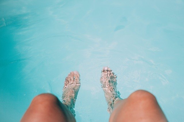 nohy ve vodě