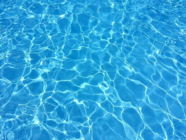 hladina vody v bazénu
